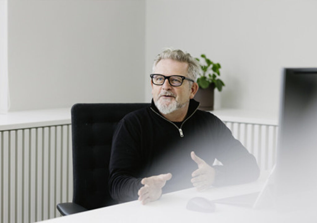 Ansprechpartner der Wohnbau Lörrach am Schreibtisch – schnelle Hilfe bei Defekten und Notfällen